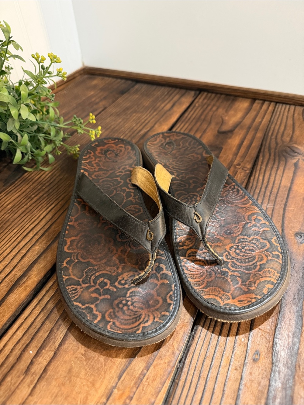Olukai Women's Floral-Embossed Brown and Black Leather Thong Sandals